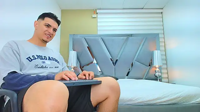 DAVID VICTORIAA online show from April 2026 01:04:02 PM