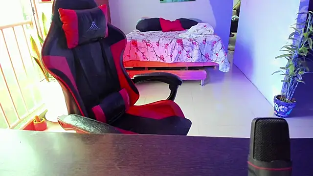 Adam Valenciia online show from October 2025 07:01:02 PM