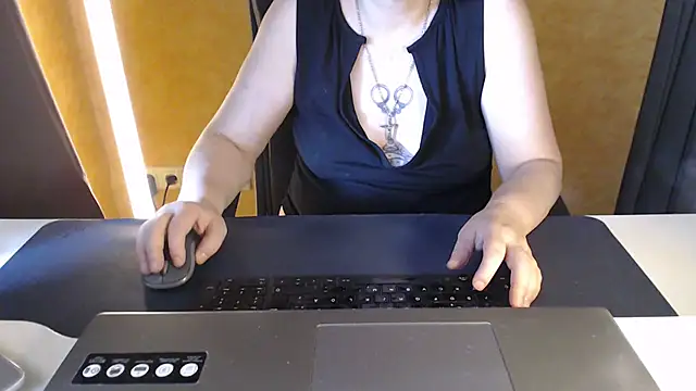 Snapshot of Sweet_Phoenix chatting on July 2026 07:33:02 AM Sweet Phoenix online show from July 2026 07:33:02 AM