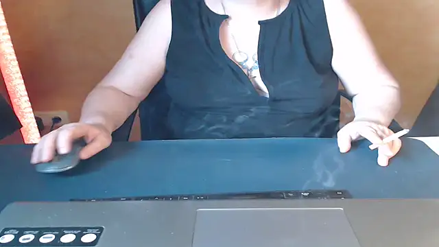 Snapshot of Sweet_Phoenix chatting on July 2026 10:43:01 AM Sweet Phoenix online show from July 2026 10:43:01 AM