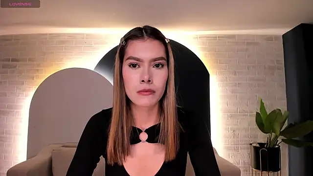 NiaSalvatore online show from June 2026 06:45:01 PM