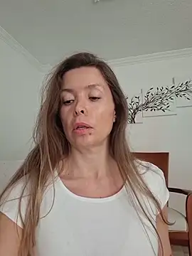 Snapshot of karina_warthon chatting on June 2026 05:30:02 PM karina warthon online show from June 2026 05:30:02 PM