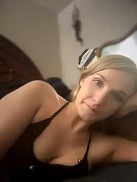 Snapshot of Kitty_DaCocks chatting on July 2026 11:22:01 PM Kitty DaCocks online show from July 2026 11:22:01 PM
