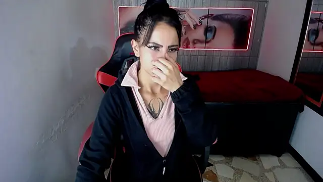 Anniee x online show from December 2025 01:07:01 PM