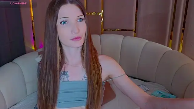 Snapshot of emilytrays chatting on July 2026 01:43:02 PM emilytrays online show from July 2026 01:43:02 PM