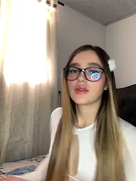 Snapshot of LunaShine_ chatting on January 2025 09:40:02 PM LunaShine online show from January 2025 09:40:02 PM