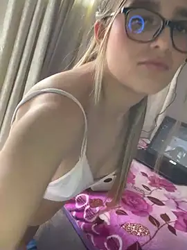 Snapshot of LunaShine_ chatting on February 2025 06:21:01 PM LunaShine online show from February 2025 06:21:01 PM