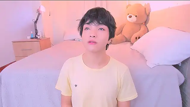 AllanYong18 online show from October 2025 01:40:02 PM