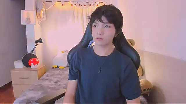 AllanYong18 online show from April 2026 10:20:02 AM