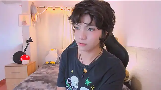 AllanYong18 online show from April 2026 01:42:02 PM