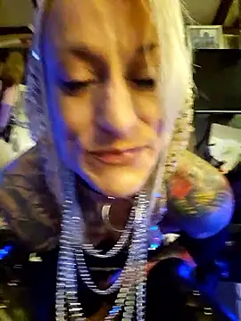 Snapshot of MissParadise40 chatting on November 2025 11:37:02 PM MissParadise40 online show from November 2025 11:37:02 PM