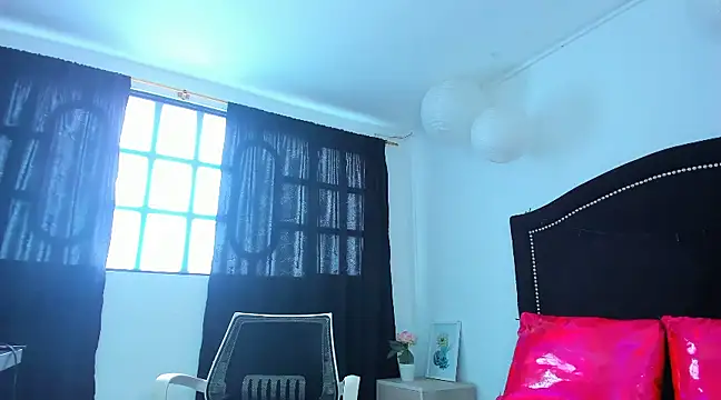 Snapshot of Cleo_Hott chatting on February 2025 06:38:01 PM Cleo Hott online show from February 2025 06:38:01 PM