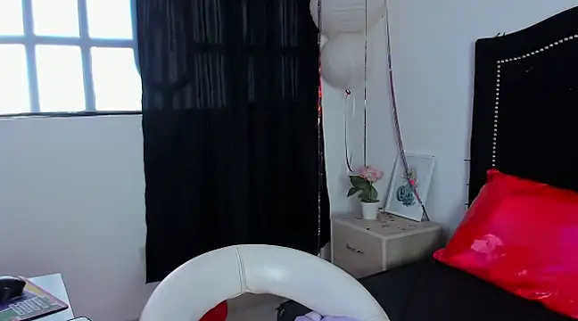 Snapshot of Cleo_Hott chatting on February 2025 02:11:02 PM Cleo Hott online show from February 2025 02:11:02 PM