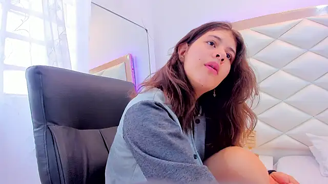 Snapshot of MiaQueen021 chatting on February 2025 03:42:02 PM MiaQueen021 online show from February 2025 03:42:02 PM