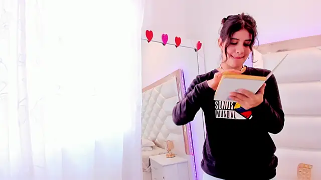 Snapshot of MiaQueen021 chatting on February 2025 03:49:02 PM MiaQueen021 online show from February 2025 03:49:02 PM