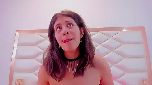 Snapshot of MiaQueen021 chatting on March 2025 03:39:01 PM MiaQueen021 online show from March 2025 03:39:01 PM