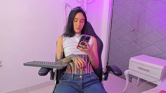 Snapshot of MeganPresleyy chatting on May 2026 06:08:02 AM MeganPresleyy online show from May 2026 06:08:02 AM