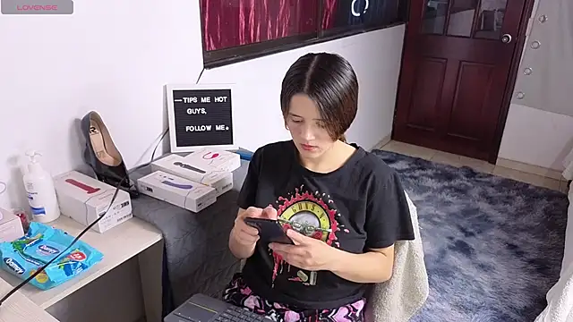 Snapshot of SexLaura_ chatting on March 2025 11:35:02 PM SexLaura online show from March 2025 11:35:02 PM