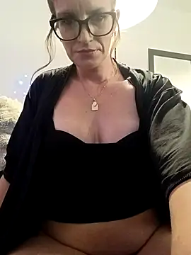 Snapshot of F0xLeigh chatting on November 2025 04:31:02 PM F0xLeigh online show from November 2025 04:31:02 PM