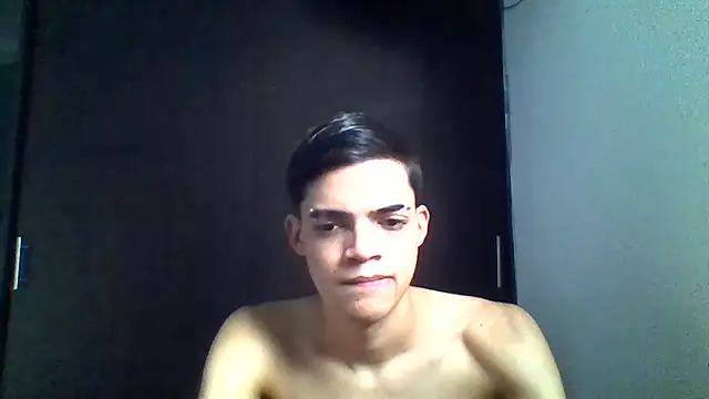 Snapshot of Latinos_2001 chatting on May 2026 10:39:01 PM Latinos 2001 online show from May 2026 10:39:01 PM