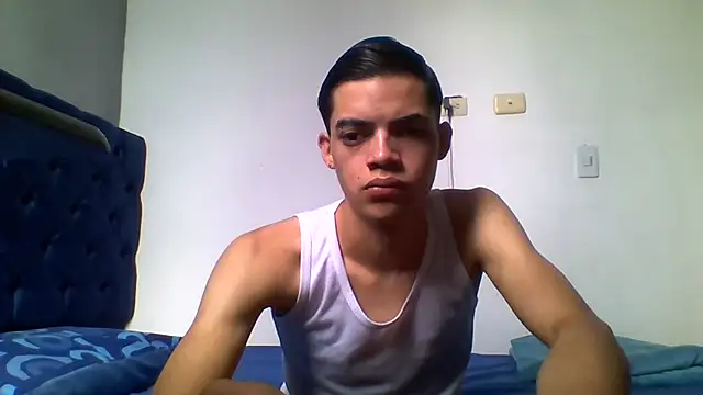 Snapshot of Latinos_2001 chatting on June 2026 02:21:02 PM Latinos 2001 online show from June 2026 02:21:02 PM