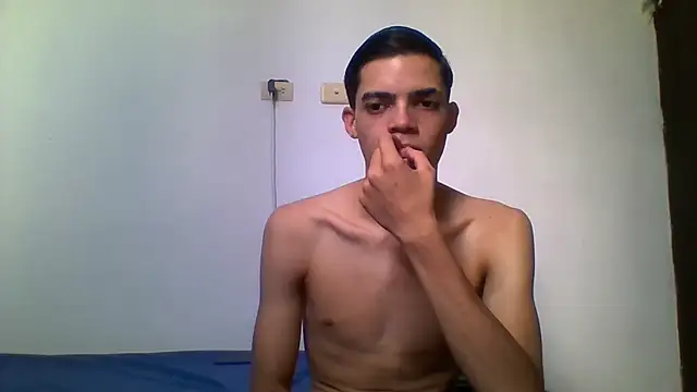 Snapshot of Latinos_2001 chatting on June 2026 02:26:02 PM Latinos 2001 online show from June 2026 02:26:02 PM