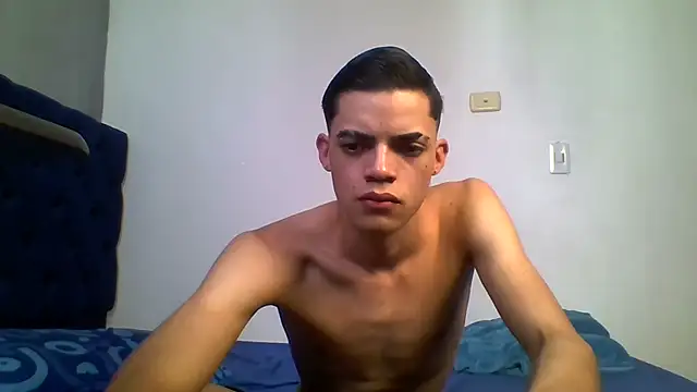 Snapshot of Latinos_2001 chatting on June 2026 06:39:01 PM Latinos 2001 online show from June 2026 06:39:01 PM