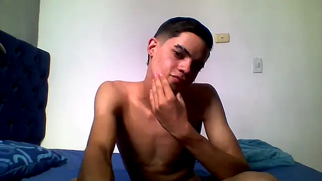 Snapshot of Latinos_2001 chatting on June 2026 07:27:01 PM Latinos 2001 online show from June 2026 07:27:01 PM