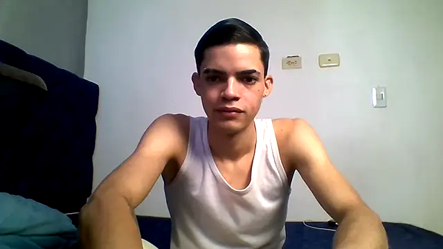 Snapshot of Latinos_2001 chatting on July 2026 02:45:02 PM Latinos 2001 online show from July 2026 02:45:02 PM