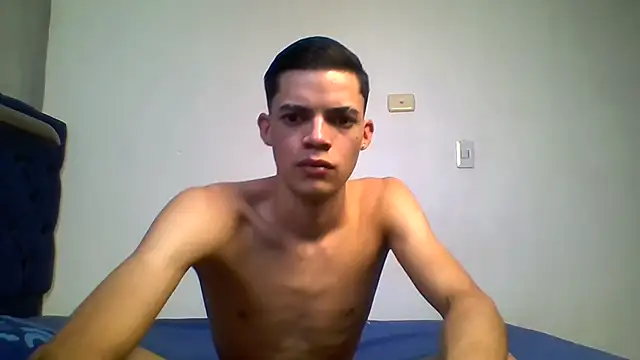 Snapshot of Latinos_2001 chatting on August 2026 10:19:01 PM Latinos 2001 online show from August 2026 10:19:01 PM