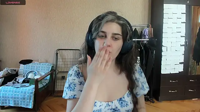 Snapshot of _Roselina_ chatting on June 2026 09:47:01 AM Roselina online show from June 2026 09:47:01 AM