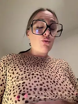 Snapshot of Megan_off chatting on June 2026 07:06:02 AM Megan off online show from June 2026 07:06:02 AM