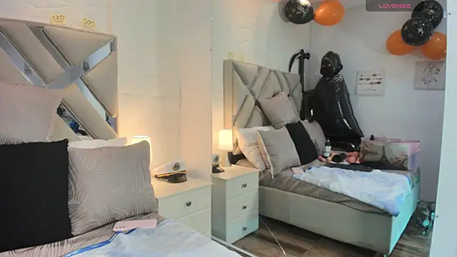 raquell moore online show from October 2025 12:16:02 PM