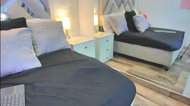 raquell moore online show from April 2026 12:11:02 PM