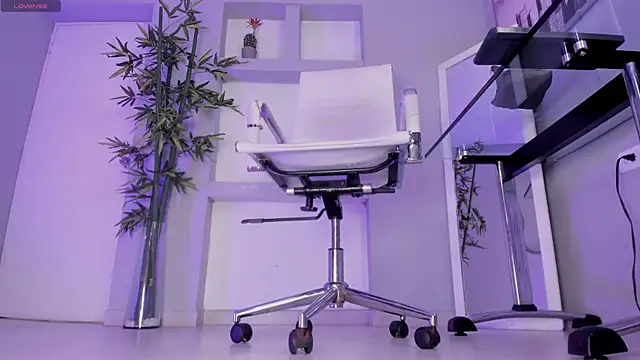 hannah howeell   online show from September 2025 09:42:02 AM