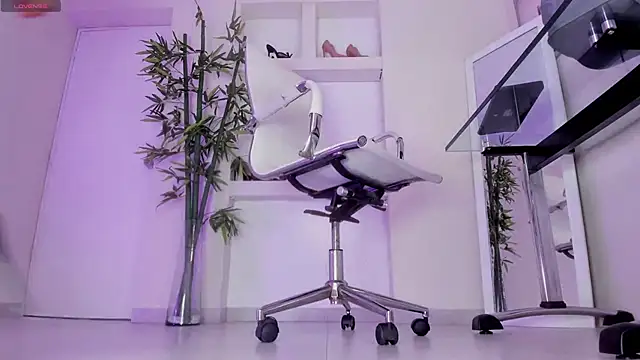 hannah howeell   online show from February 2026 09:52:02 AM