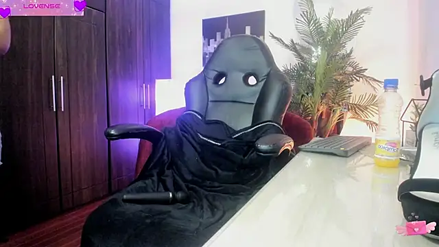 Snapshot of VioletParkker chatting on February 2025 05:40:02 PM VioletParkker online show from February 2025 05:40:02 PM