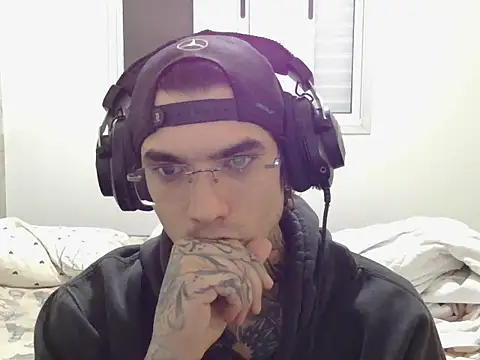 Snapshot of smokingink chatting on April 2026 11:33:02 PM smokingink online show from April 2026 11:33:02 PM