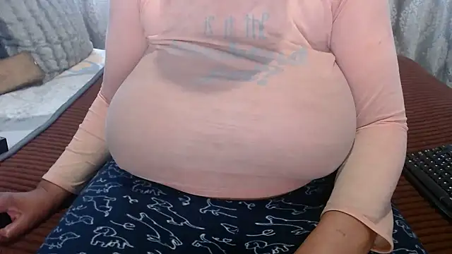 Snapshot of BUBBLYBUNNYxx chatting on May 2026 05:13:01 AM BUBBLYBUNNYxx online show from May 2026 05:13:01 AM