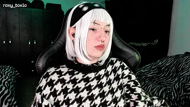 roxy toxic online show from November 2025 02:00:02 AM