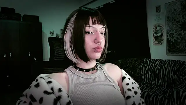Snapshot of roxy_toxic chatting on May 2026 10:50:03 PM roxy toxic online show from May 2026 10:50:03 PM