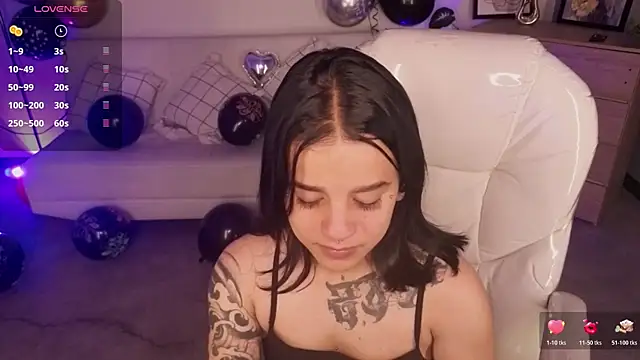 Nicole Foxx  online show from April 2026 06:11:02 PM