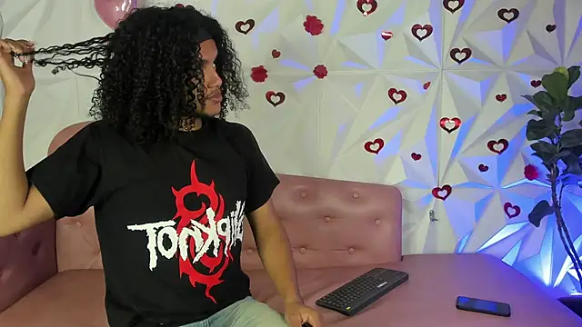 Snapshot of DanteAndKyle chatting on March 2025 10:32:02 PM DanteAndKyle online show from March 2025 10:32:02 PM