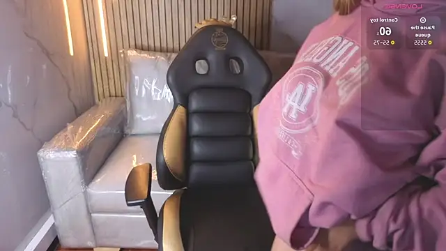 Kitten Cam online show from November 2025 04:36:01 AM