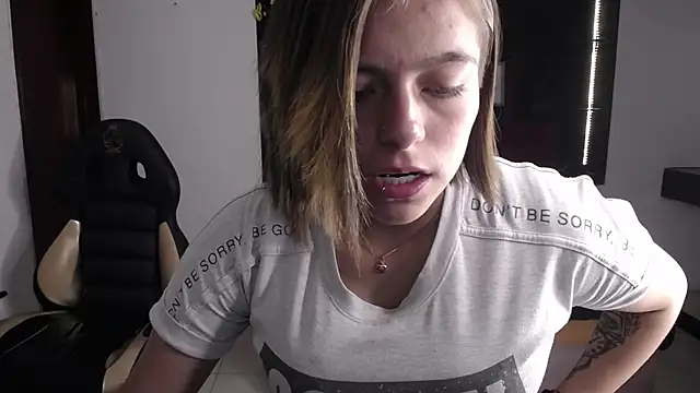 Kitten Cam online show from April 2026 10:44:02 PM