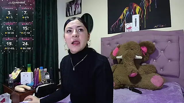 Emmie Hot online show from February 2026 12:01:02 PM