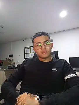 Snapshot of Thonny-becker chatting on March 2025 11:37:01 PM Thonny-becker online show from March 2025 11:37:01 PM