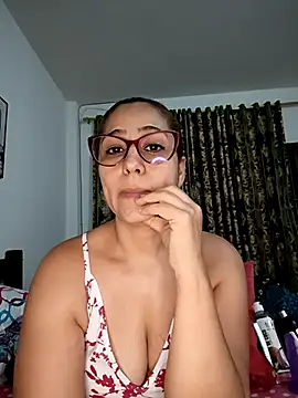 Snapshot of PaulinaCOL chatting on October 2025 03:50:02 AM PaulinaCOL online show from October 2025 03:50:02 AM