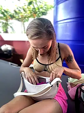 Snapshot of White_Lu chatting on October 2025 03:05:02 AM White Lu online show from October 2025 03:05:02 AM