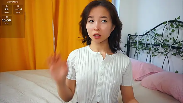 Snapshot of VeronaCritchlow chatting on October 2025 07:21:02 AM VeronaCritchlow online show from October 2025 07:21:02 AM